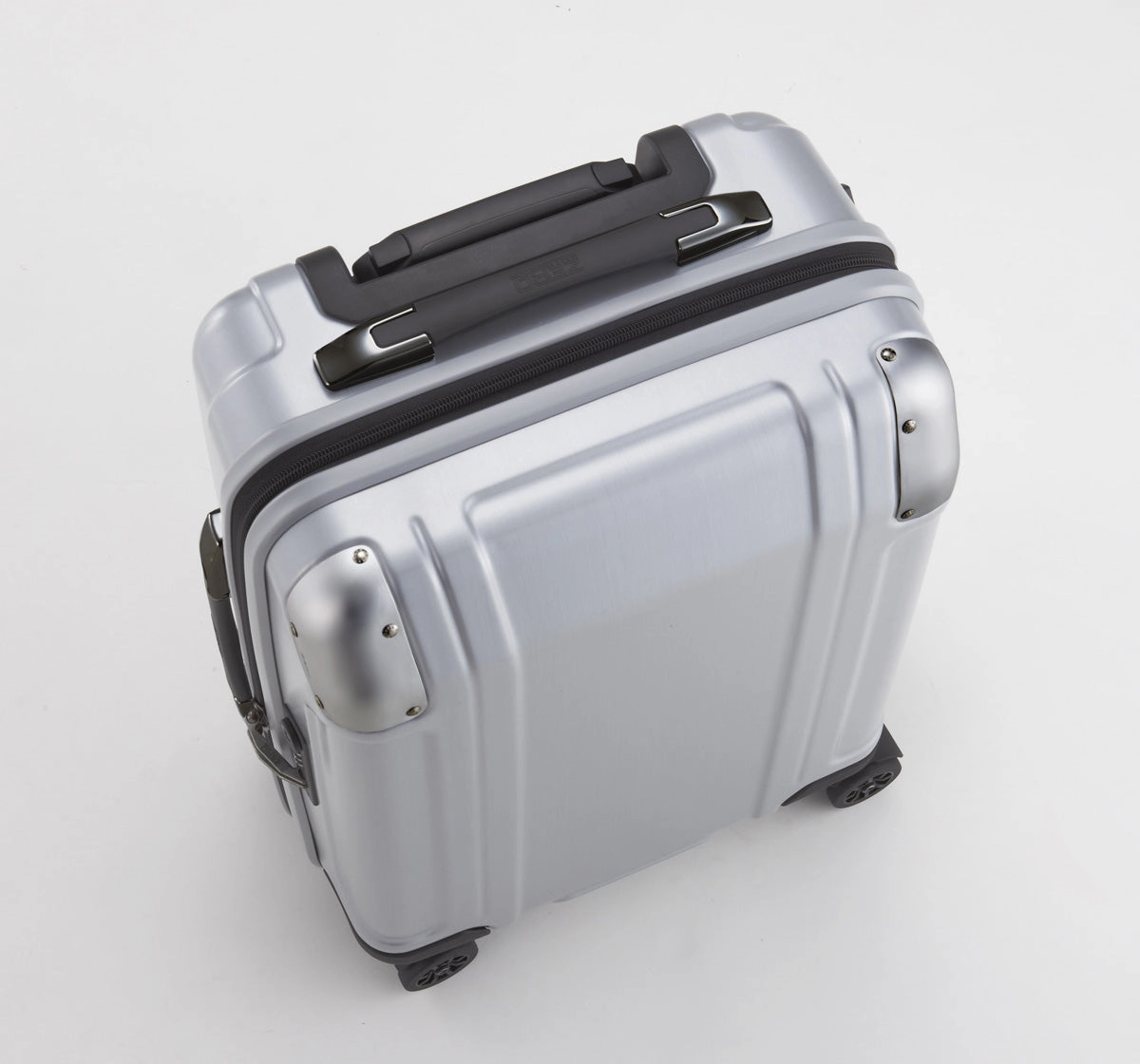 Zero Halliburton Geo Polycarbonate Carry On 4 Wheel Spinner Travel Case